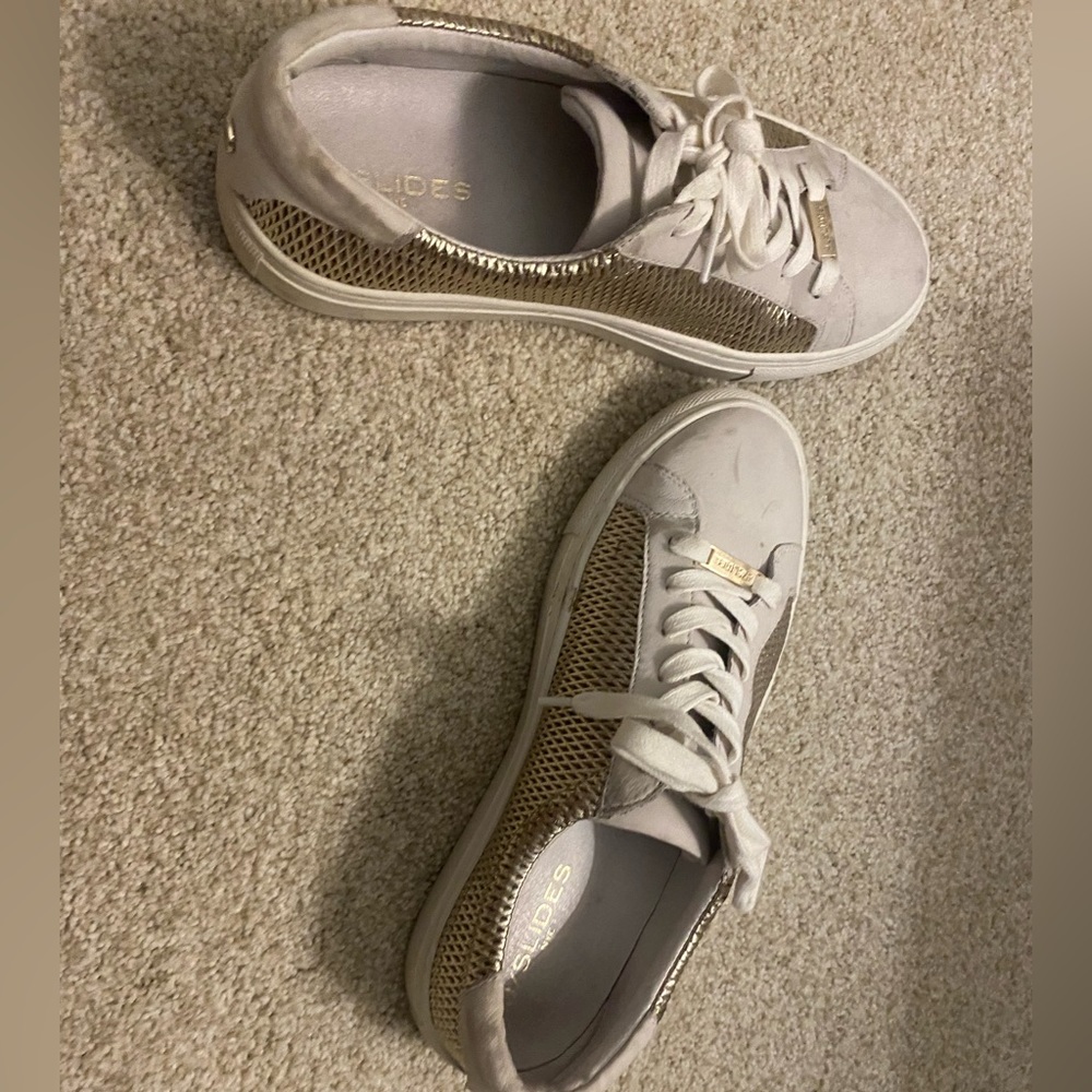 J/Slides sneakers size 7.5. Metallic white silver tie